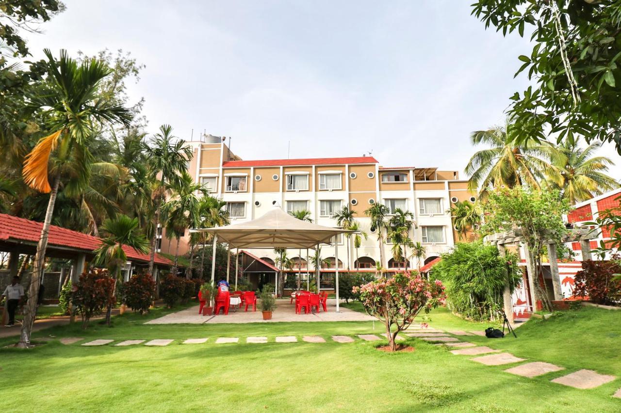 Palette - Holiday Palms Otel Bangalore Dış mekan fotoğraf